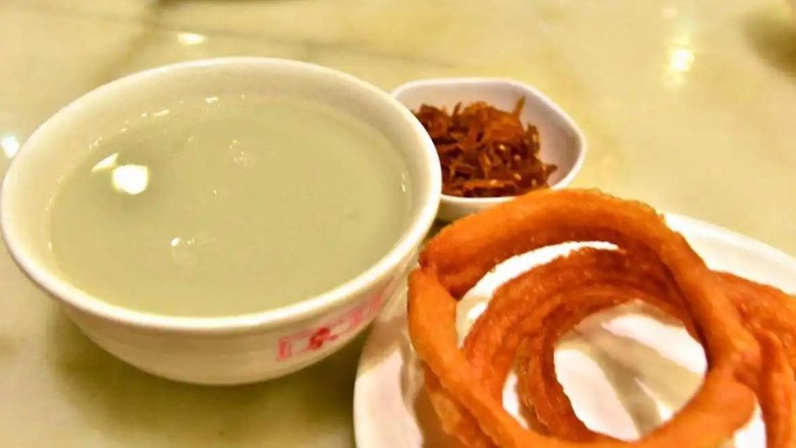 美媒记者挑战北京豆汁失败
