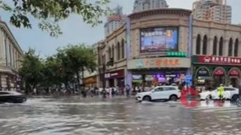  哈尔滨暴雨 中央大街成“中央大河”