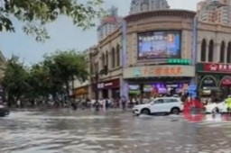   哈尔滨暴雨 中央大街成“中央大河” 缩略图