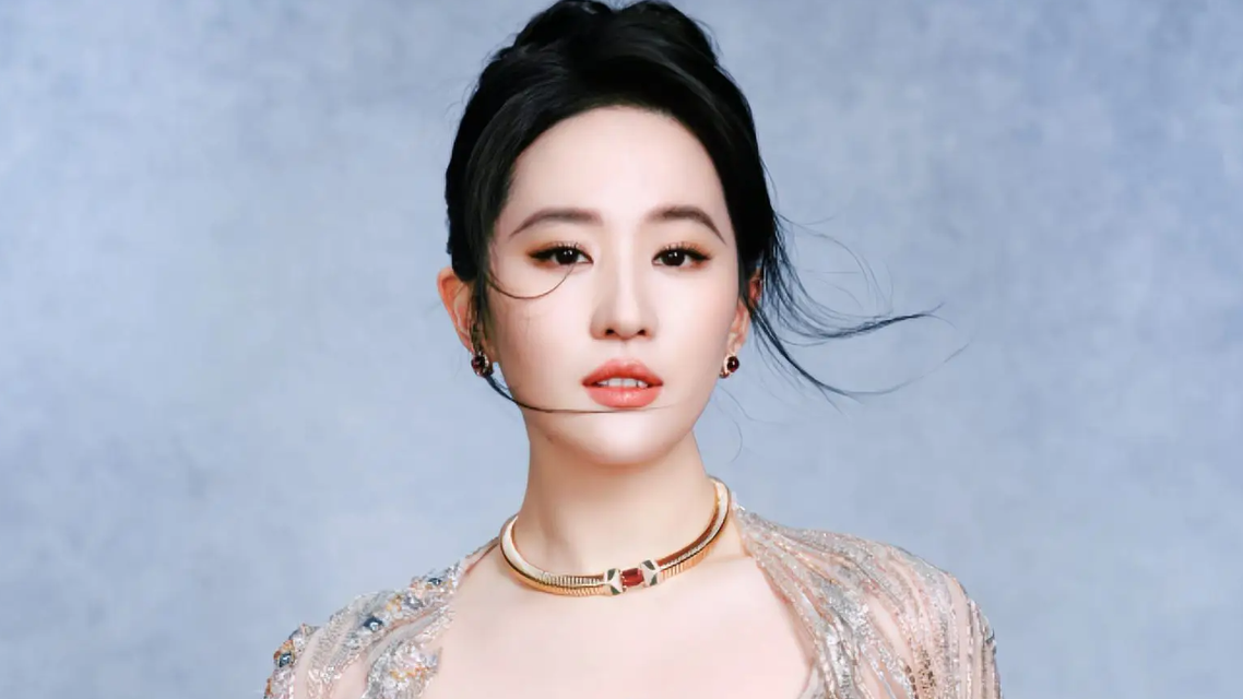  刘亦菲美容院被偶遇 皮肤白皙紧致