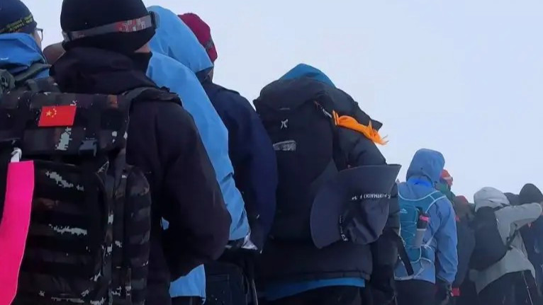  海拔5000米的雪山都堵成了人山