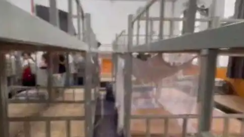 当地通报78名学生住体育场宿舍