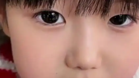  爸爸巧用方法治好女儿“听力”