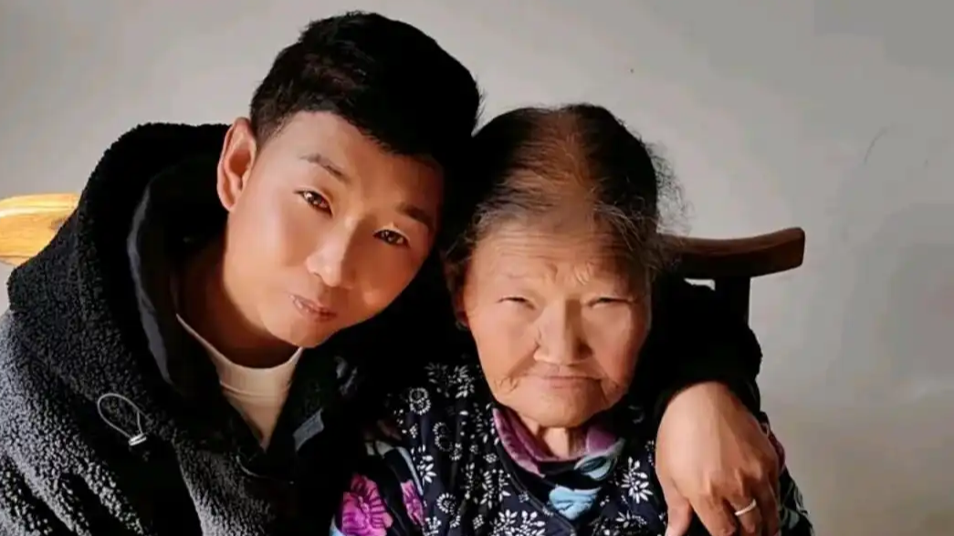 天生没有四肢的母亲用嘴养活3个孩子