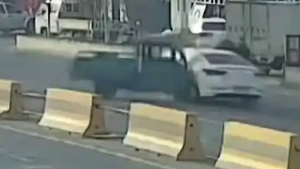 两只狗开走主人三轮车撞上轿车