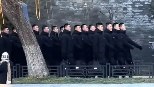 中国军人身着便衣依旧气场全开