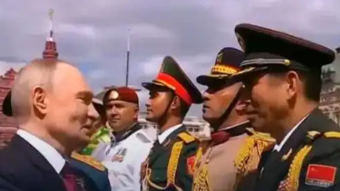  普京與解放軍儀仗司禮大隊政委握手