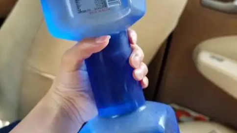 1.55升“哑铃矿泉水”火了 单瓶8元