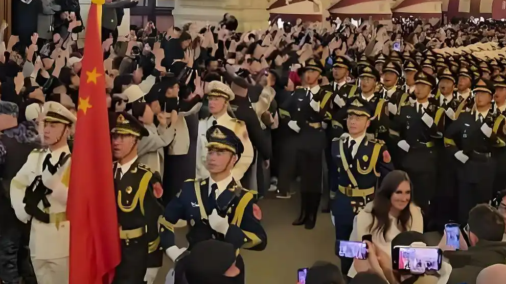 解放军仪仗队红场高唱抗日歌曲