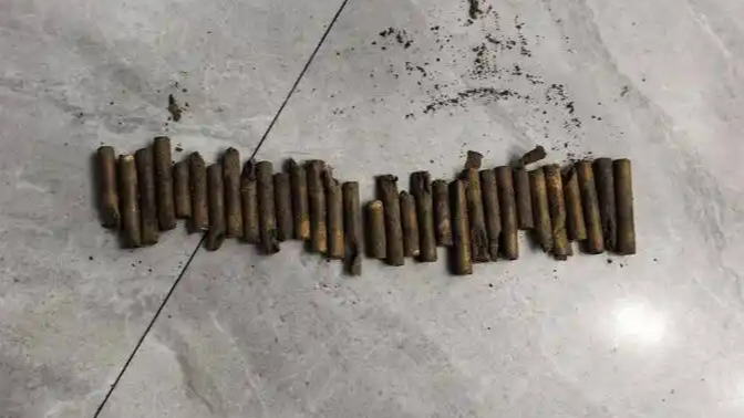 男子挖出亡父埋的31枚雷管上交警方