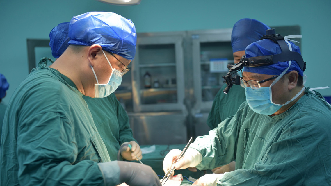 他在长痛和短痛之间选择了“剧痛”