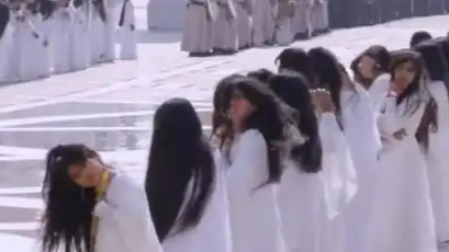 阿联酋女子集体甩发迎接李在明