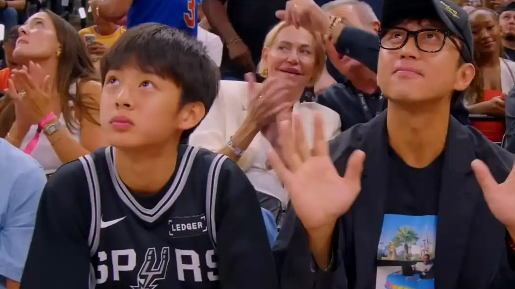  邓超带儿子现场看NBA总决赛