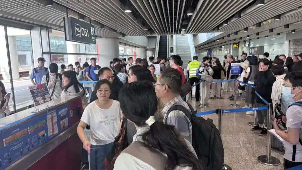  成都飞上海备降北京后又回成都