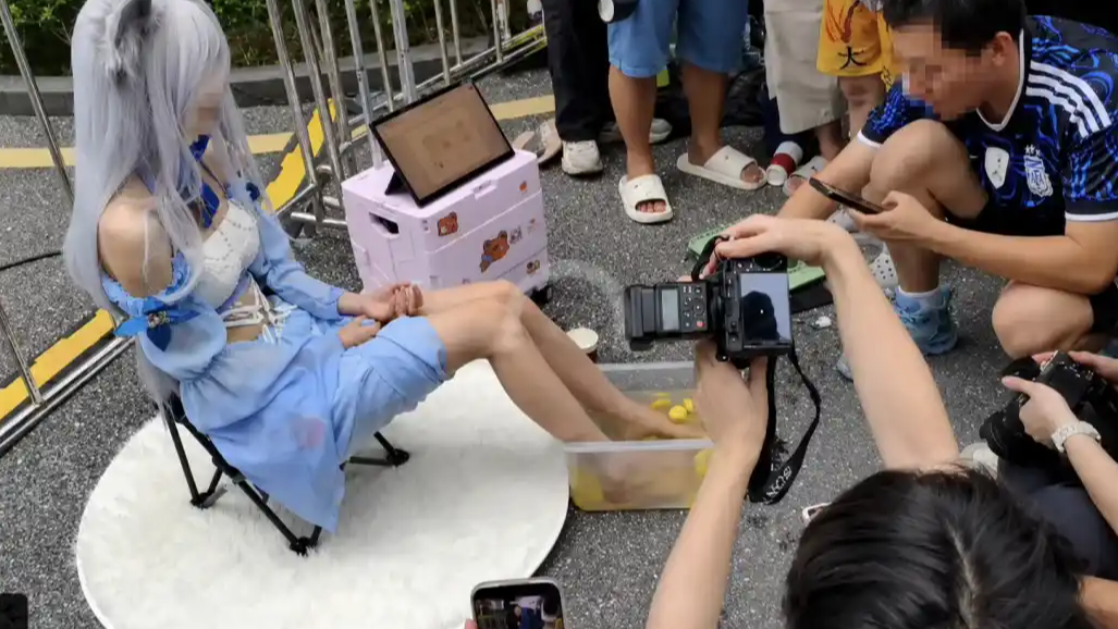  媒体评漫展外售卖“洗脚水”