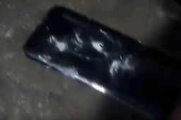 手机遭骗子远程操控 民警果断砸机
