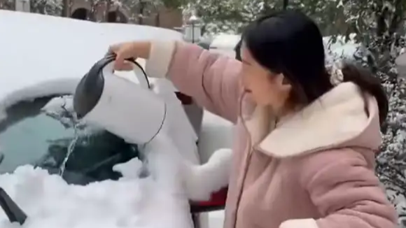 博主用开水浇他人车玻璃引热议