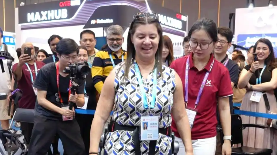 中国机器人帮外国友人重新站立行走