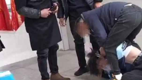 男生被老师按在地上强制要求剪头发