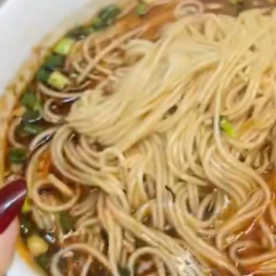 面馆吃面加葱花被告知要额外收费