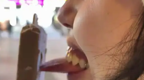 南方人哈尔滨舔冰块 拔下后舌头流血