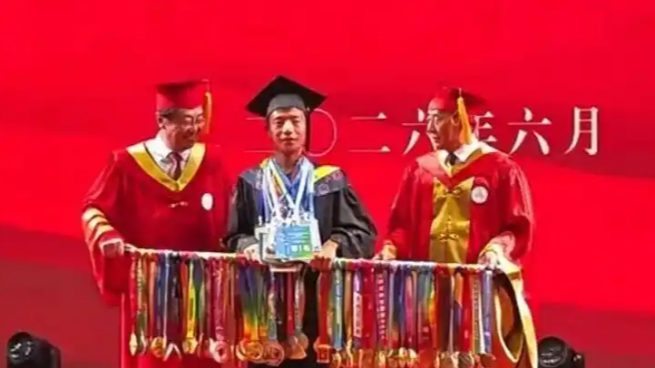  西安一毕业生扛着70多枚奖牌参加拨穗