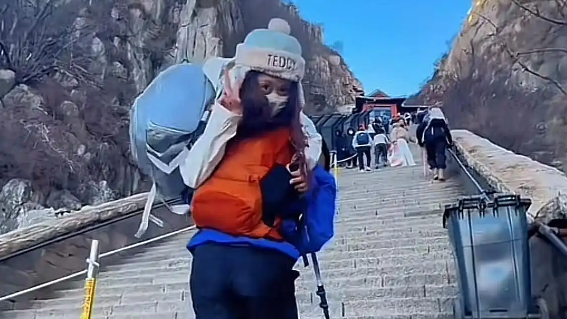 泰山陪爬小伙忙瘋了也賺瘋了