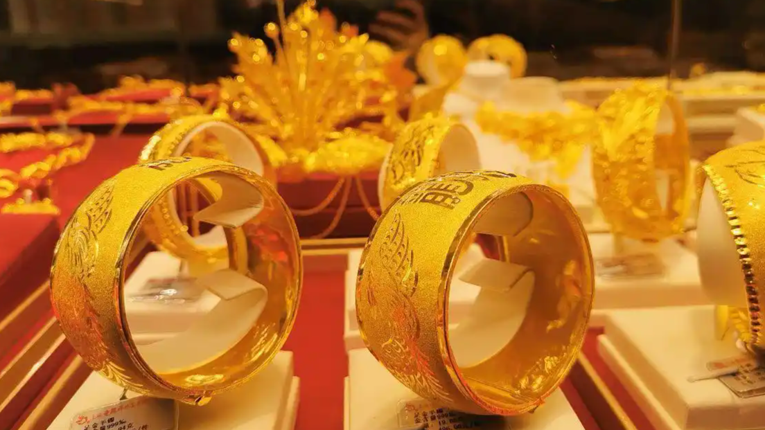 年轻“老板”狂扫700万黄金店员报警