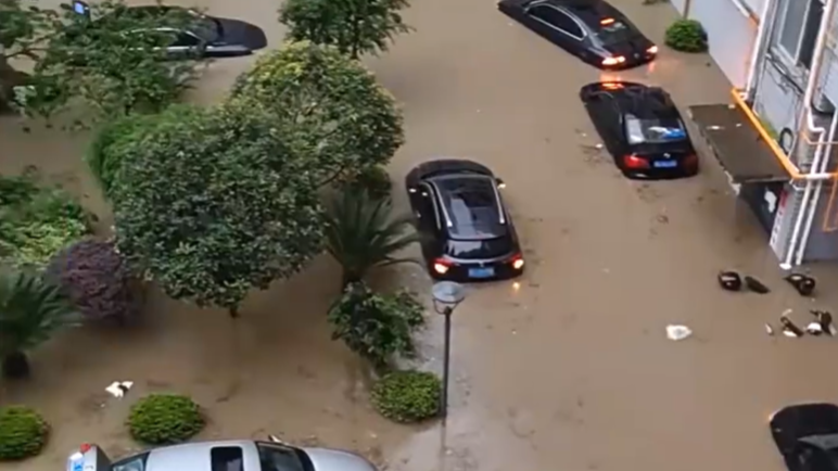  贵州暴雨淹没车辆 有商户损失数万元