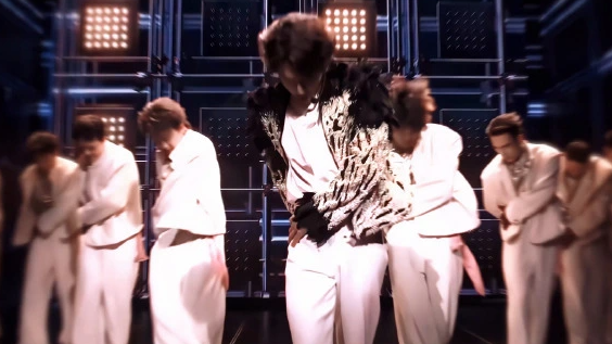  王一博春晚跳舞脚滑极限救场