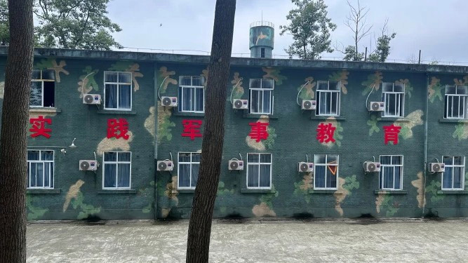  把孩子骗进特训机构 家长称非常自责