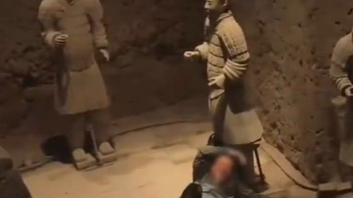  男子掉进兵马俑坑 疑砸坏多个兵马俑