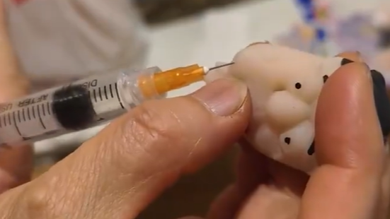 重庆一小学门口可买到带针头注射器