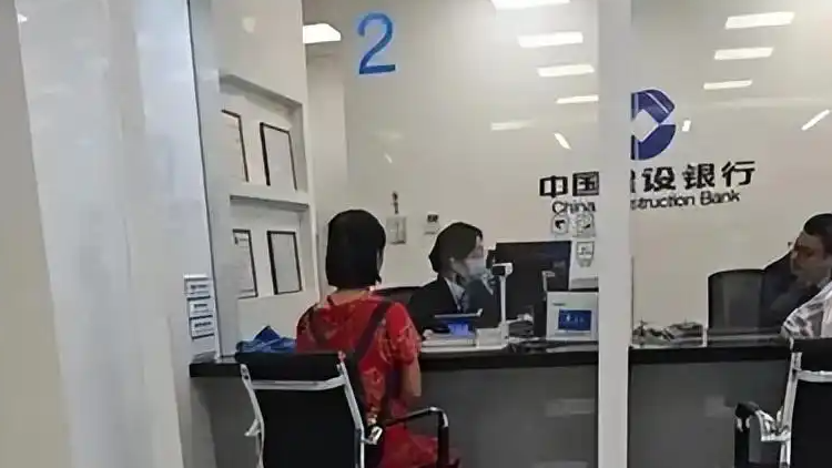  建行一分行员工午休暂停柜面服务