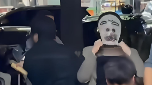  小姨戴恐怖面具吓哭外甥被收拾