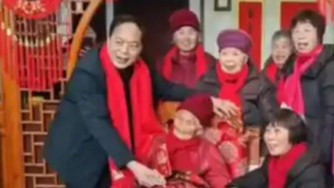 104岁老人过年 近百子孙排队磕头