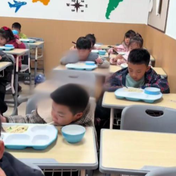 老师记录甲流来袭的教室状态