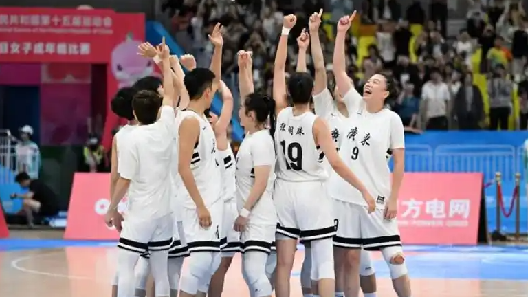 广东女篮夺冠后把教练扔了起来