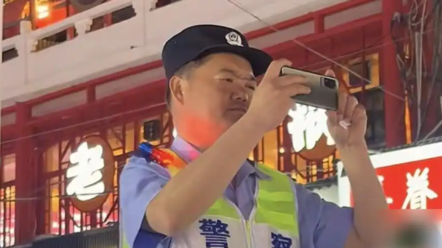  民警化身拍照工具人：拍完他的拍你的