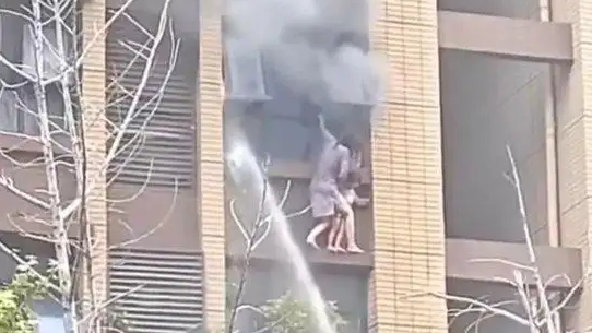 连云港消防：从接警到破门共10分钟