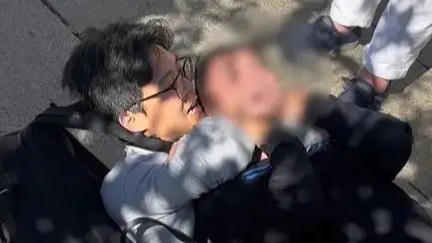  小伙西班牙遇小偷當場裸絞制服