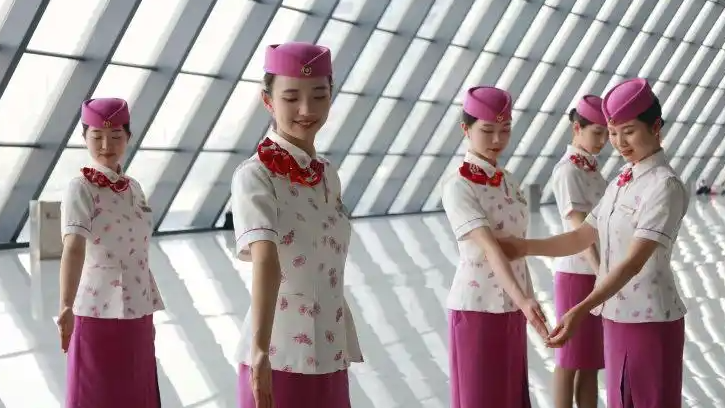 鐵路動(dòng)車組乘務(wù)員全新制服來(lái)了