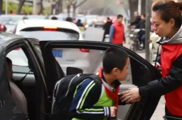   教体局回应网传禁燃油车接送学生 缩略图