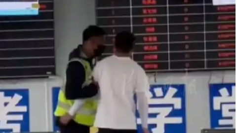  男子考驾照手抖腿软堪比上刑场