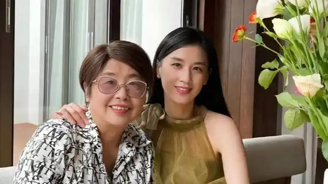  妈妈是从电视台得知黄圣依结婚消息