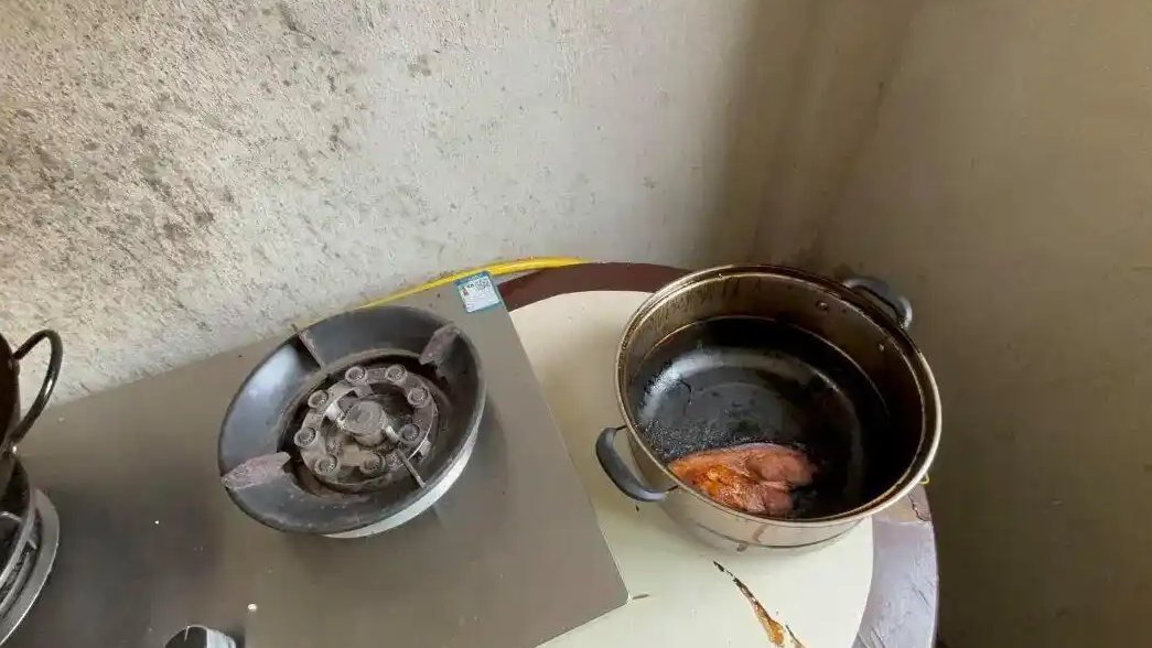 男子炖肉后睡觉 醒来床边围满消防员