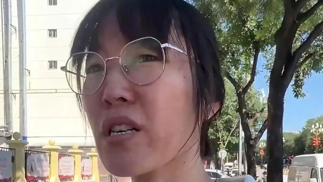 妹妹被扔土崖致死 姐姐靠吃药入睡