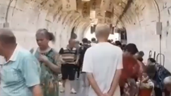 重庆人在防空洞里涮火锅喝盖碗茶