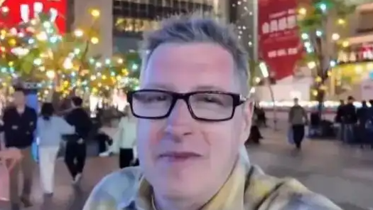 深夜街头漫步的美国大叔，为何感叹中国给了他“实实在在的自由”？