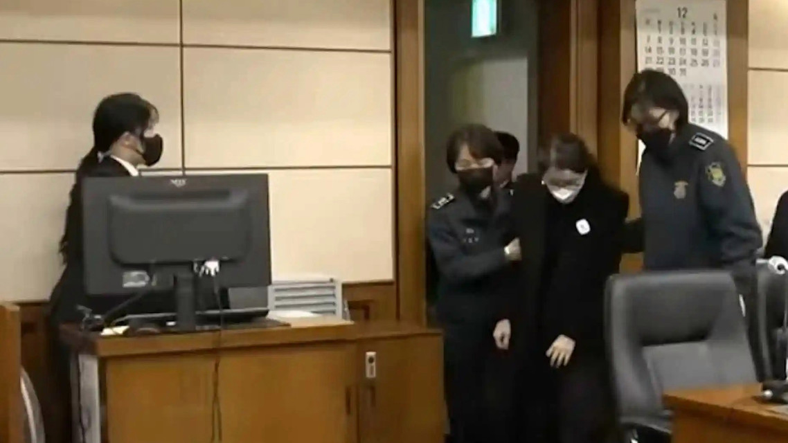 金建希出庭受审：被人搀扶头发花白